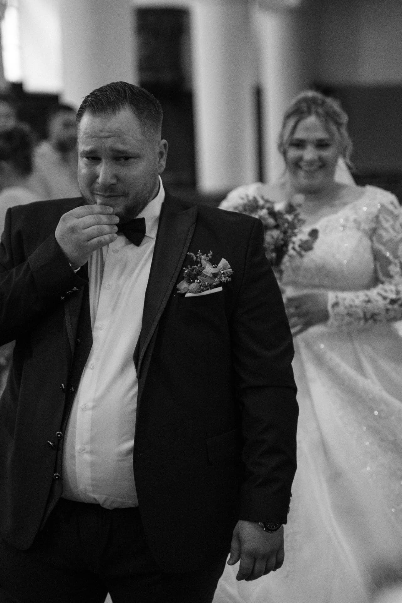 Le marié ému découvre la mariée